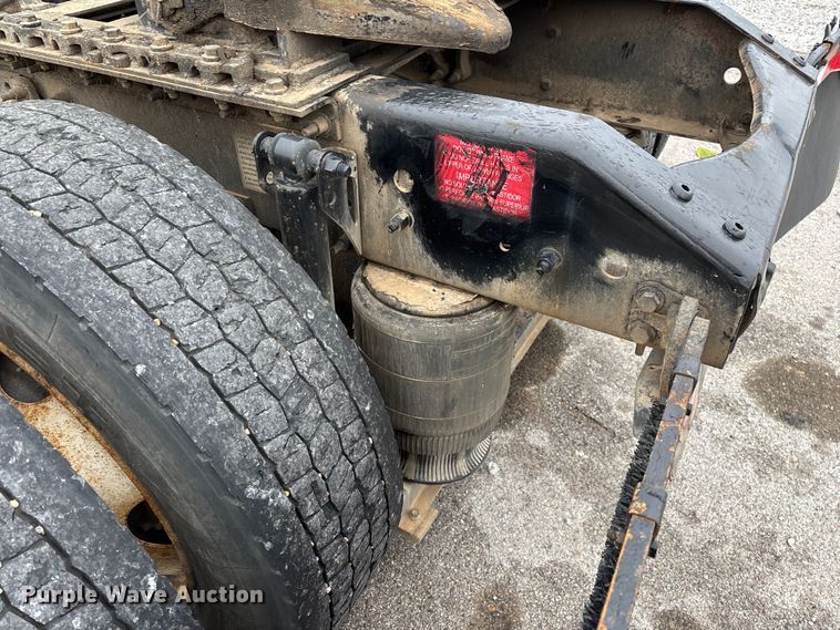 image for item EN5737 2016 Volvo VNL semi truck