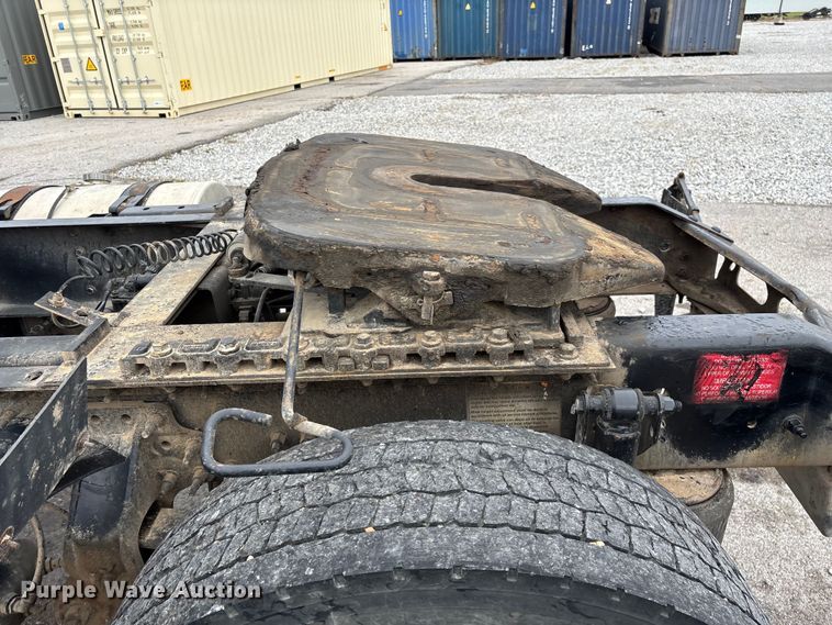 image for item EN5737 2016 Volvo VNL semi truck