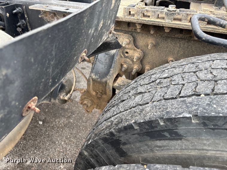 image for item EN5737 2016 Volvo VNL semi truck