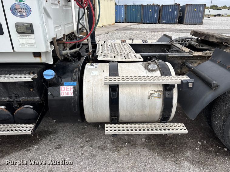 image for item EN5737 2016 Volvo VNL semi truck