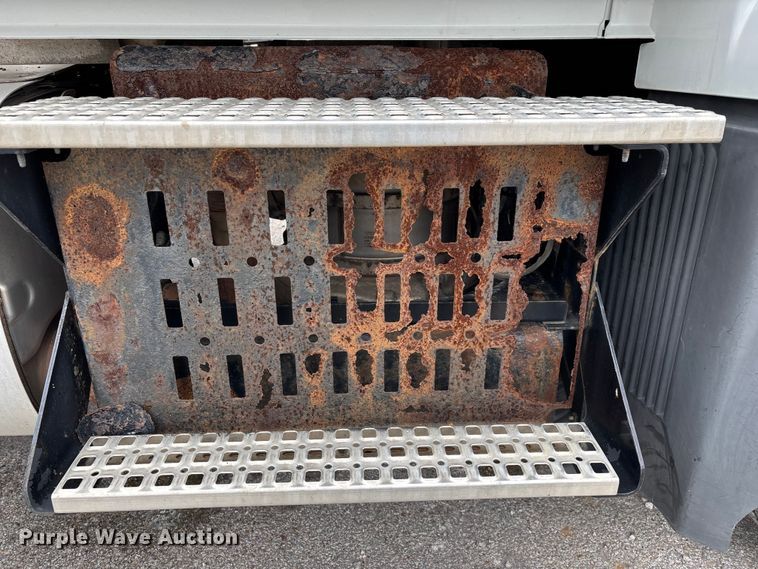 image for item EN5737 2016 Volvo VNL semi truck