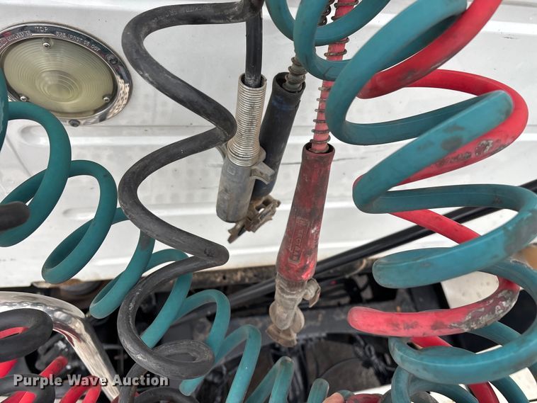 image for item EN5737 2016 Volvo VNL semi truck