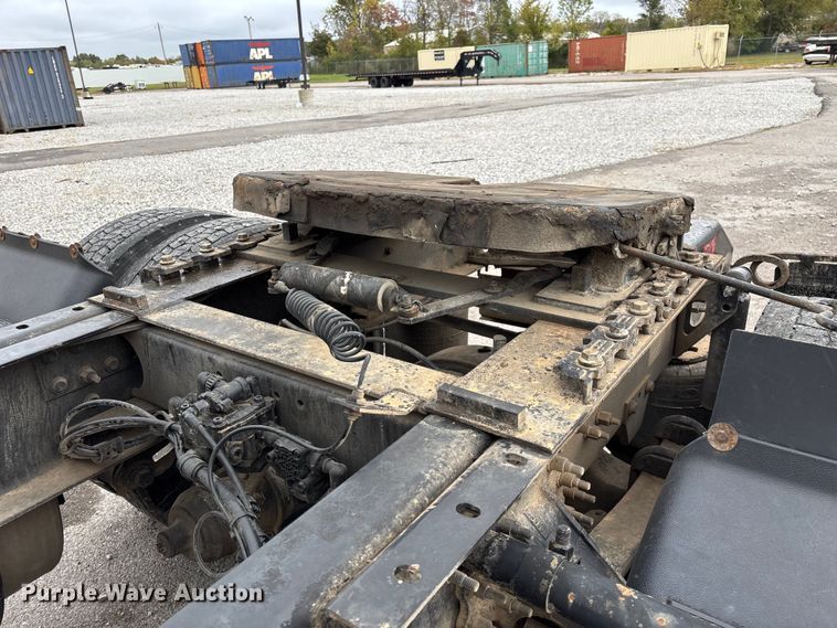 image for item EN5737 2016 Volvo VNL semi truck