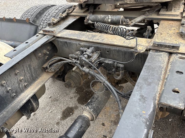 image for item EN5737 2016 Volvo VNL semi truck