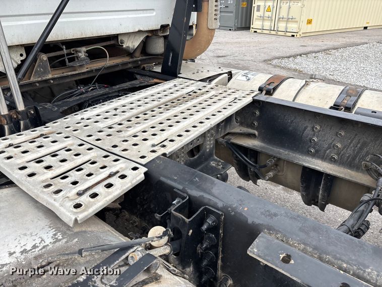 image for item EN5737 2016 Volvo VNL semi truck