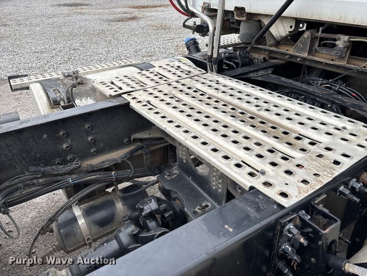 image for item EN5737 2016 Volvo VNL semi truck