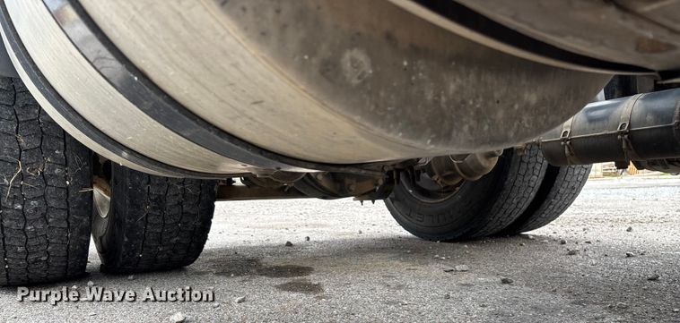 image for item EN5737 2016 Volvo VNL semi truck