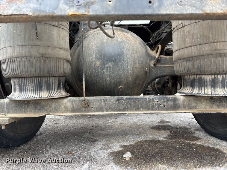 image for item EN5737 2016 Volvo VNL semi truck