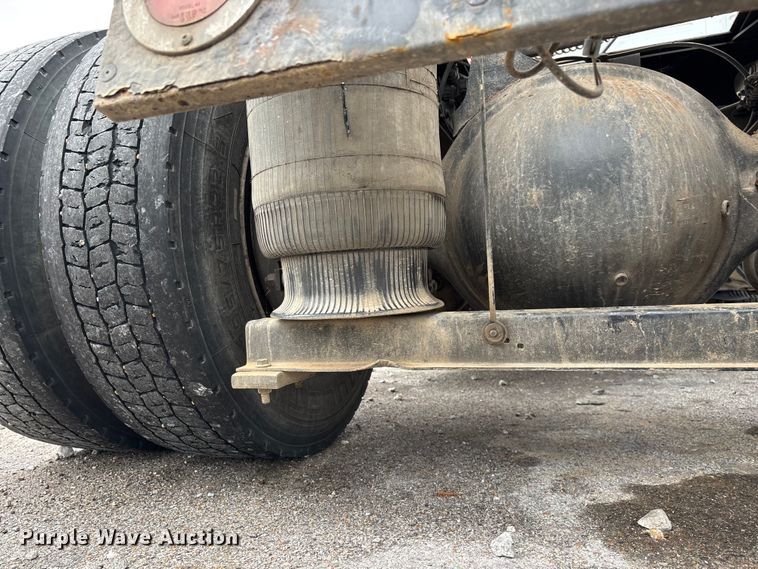 image for item EN5737 2016 Volvo VNL semi truck