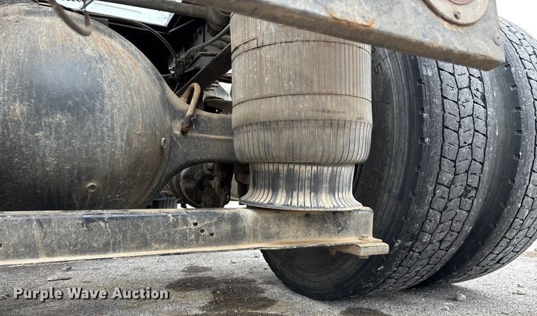 image for item EN5737 2016 Volvo VNL semi truck