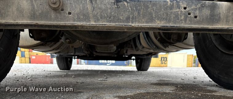 image for item EN5737 2016 Volvo VNL semi truck