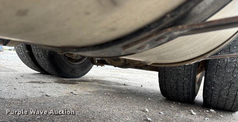 image for item EN5737 2016 Volvo VNL semi truck