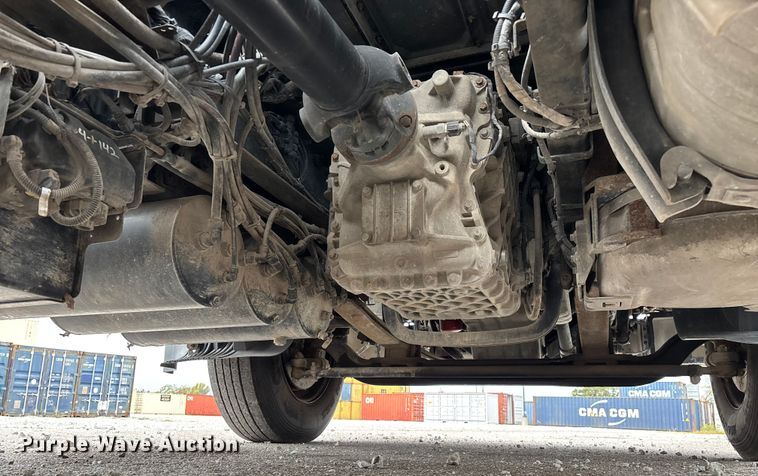 image for item EN5737 2016 Volvo VNL semi truck