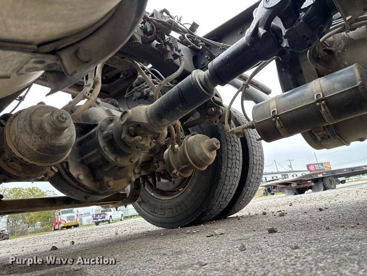 image for item EN5737 2016 Volvo VNL semi truck