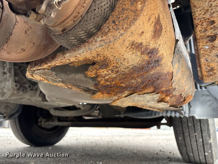 image for item EN5737 2016 Volvo VNL semi truck