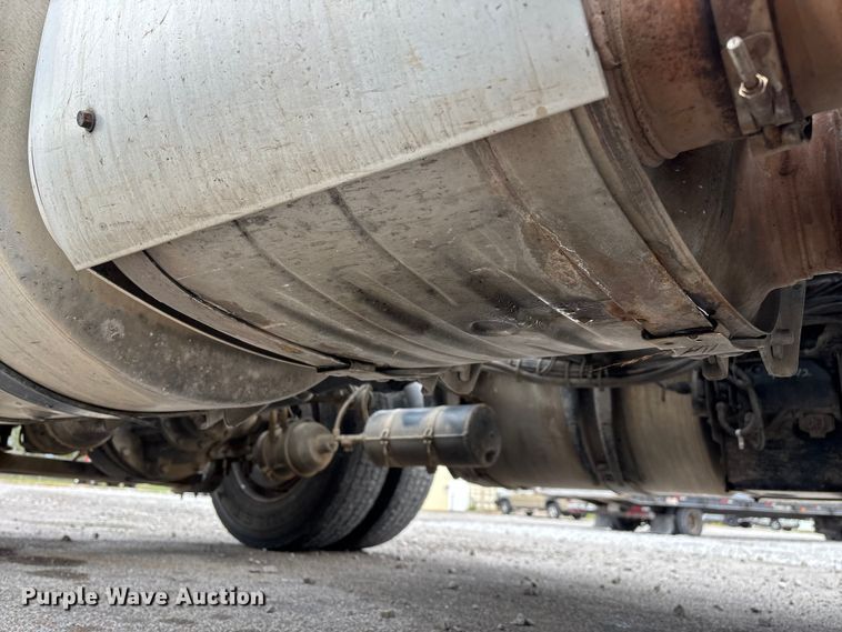 image for item EN5737 2016 Volvo VNL semi truck