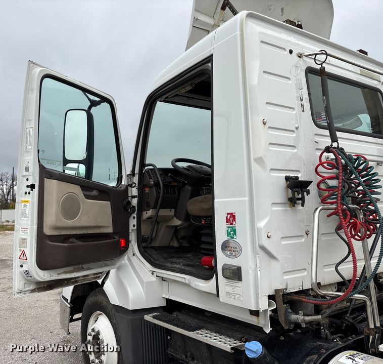 image for item EN5737 2016 Volvo VNL semi truck