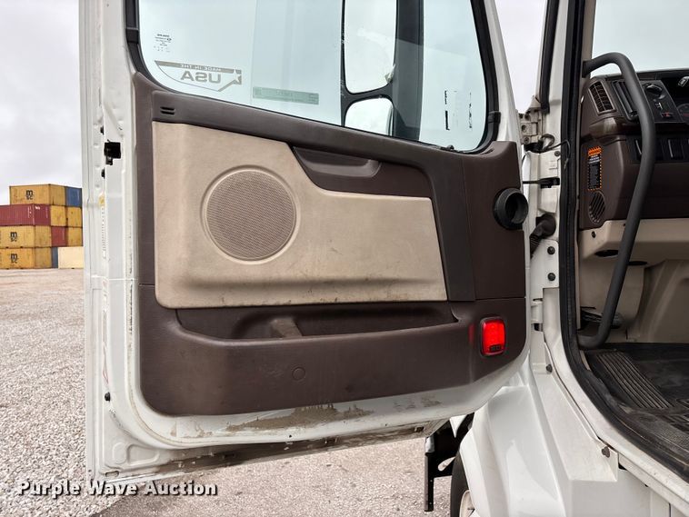 image for item EN5737 2016 Volvo VNL semi truck