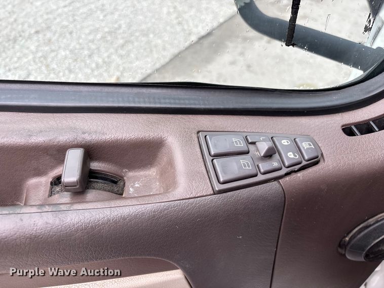 image for item EN5737 2016 Volvo VNL semi truck