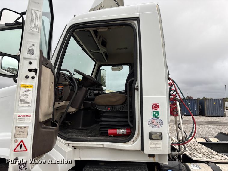 image for item EN5737 2016 Volvo VNL semi truck