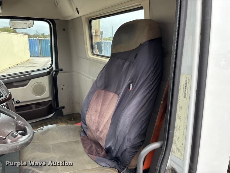 image for item EN5737 2016 Volvo VNL semi truck