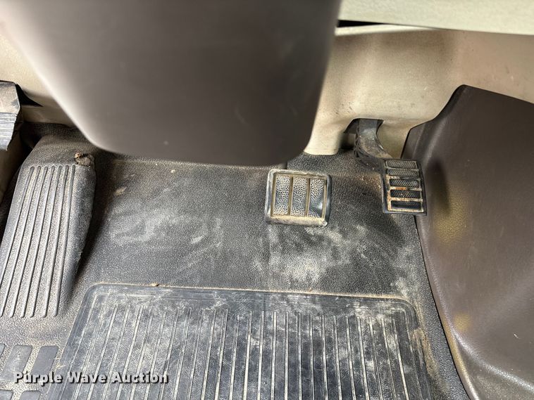 image for item EN5737 2016 Volvo VNL semi truck