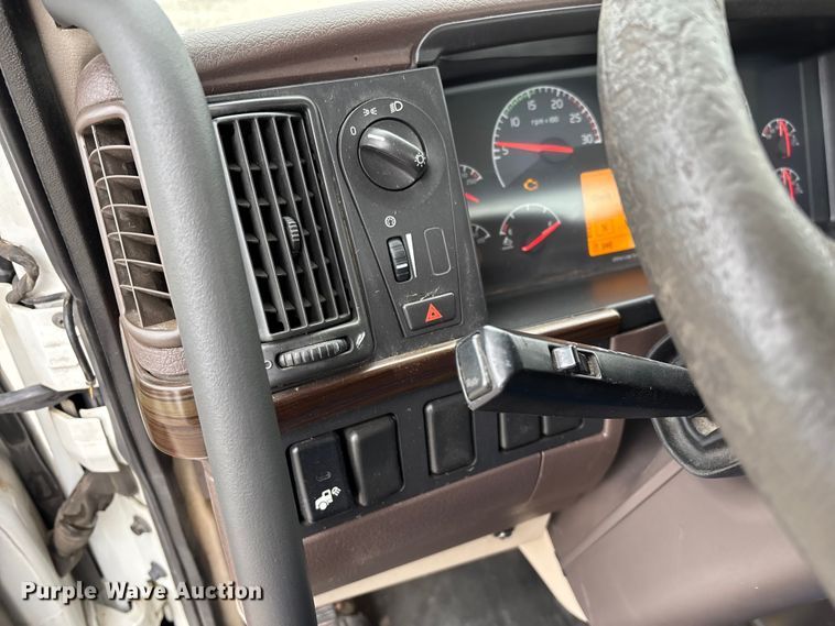 image for item EN5737 2016 Volvo VNL semi truck