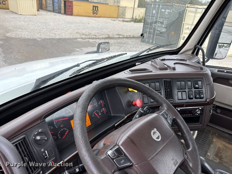 image for item EN5737 2016 Volvo VNL semi truck
