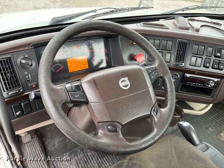 image for item EN5737 2016 Volvo VNL semi truck