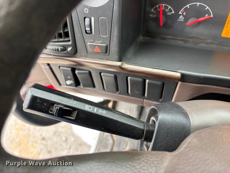 image for item EN5737 2016 Volvo VNL semi truck