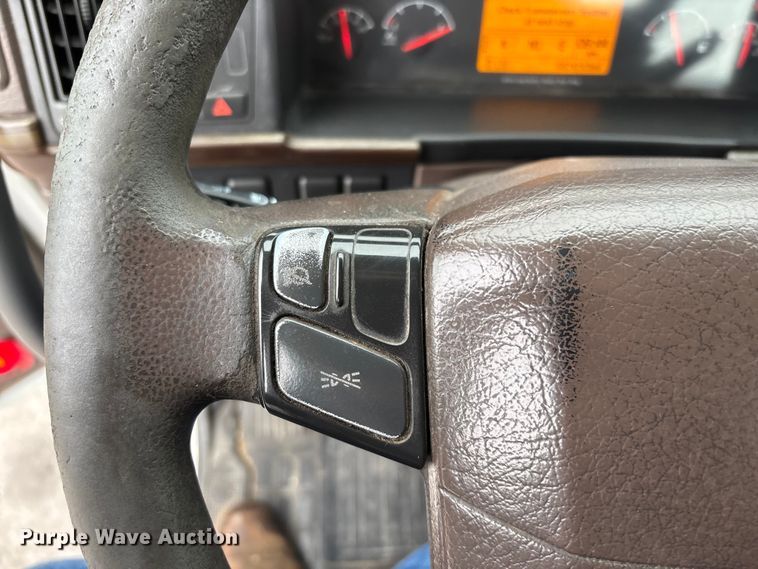 image for item EN5737 2016 Volvo VNL semi truck