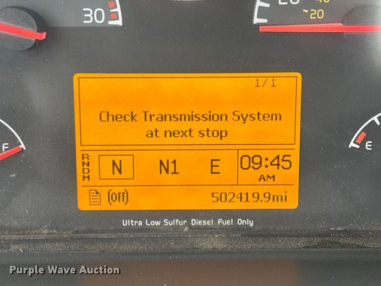 image for item EN5737 2016 Volvo VNL semi truck