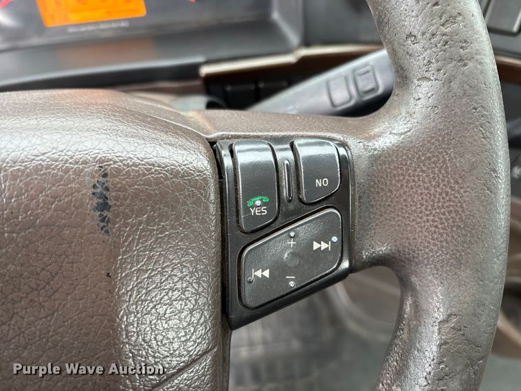 image for item EN5737 2016 Volvo VNL semi truck