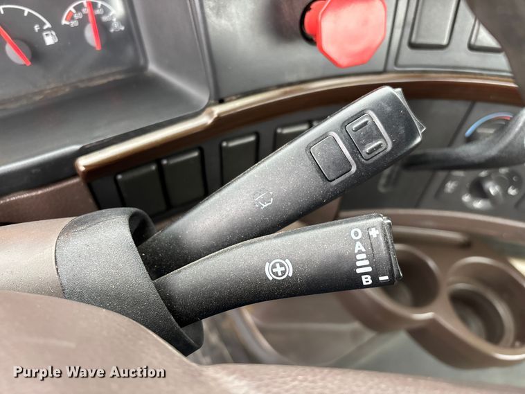 image for item EN5737 2016 Volvo VNL semi truck