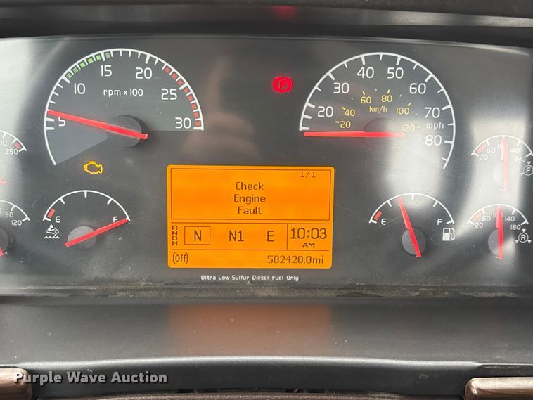 image for item EN5737 2016 Volvo VNL semi truck