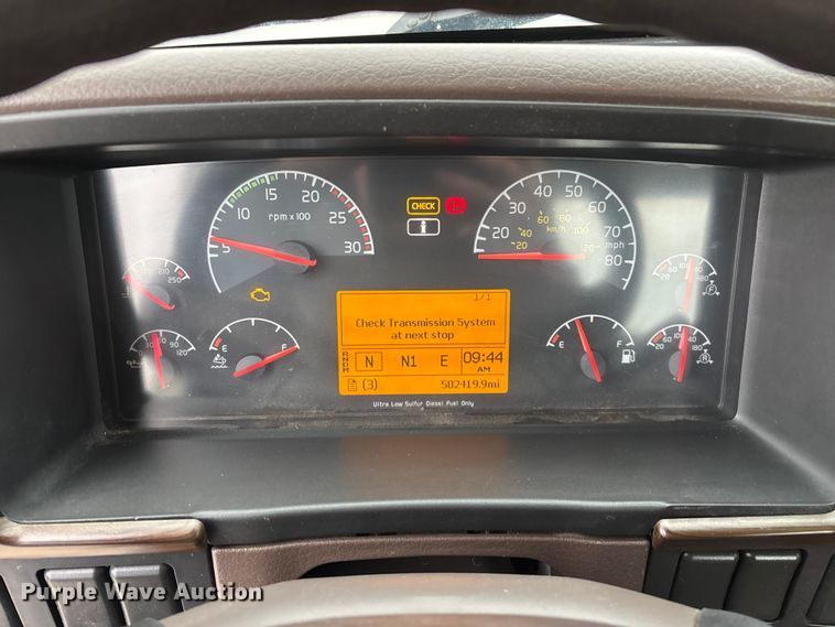 image for item EN5737 2016 Volvo VNL semi truck