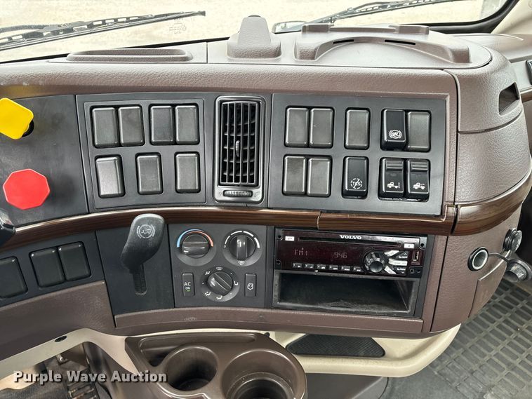 image for item EN5737 2016 Volvo VNL semi truck