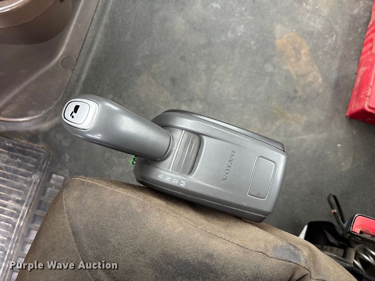 image for item EN5737 2016 Volvo VNL semi truck