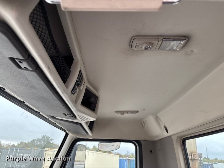 image for item EN5737 2016 Volvo VNL semi truck