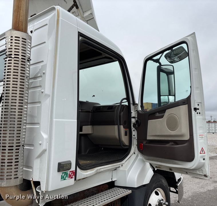 image for item EN5737 2016 Volvo VNL semi truck