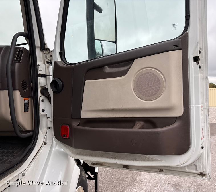 image for item EN5737 2016 Volvo VNL semi truck