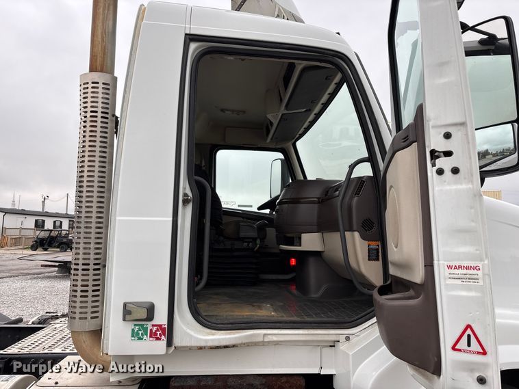 image for item EN5737 2016 Volvo VNL semi truck