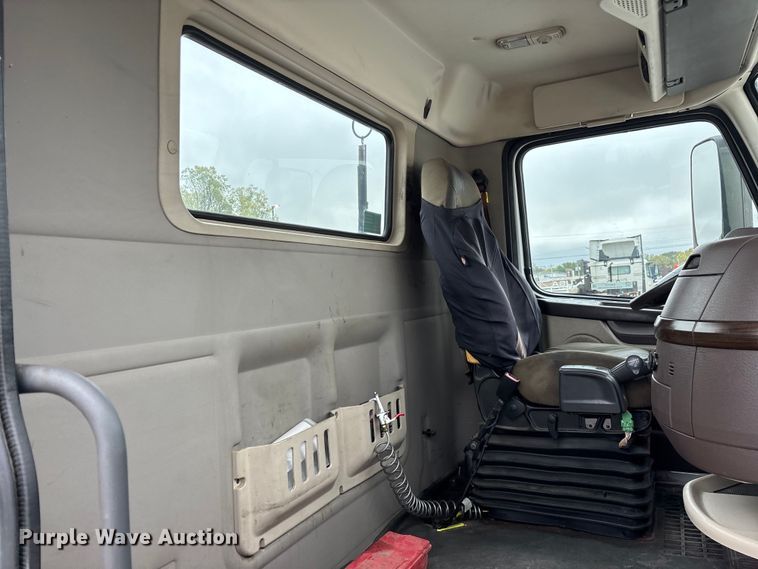 image for item EN5737 2016 Volvo VNL semi truck