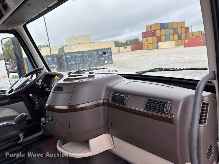 image for item EN5737 2016 Volvo VNL semi truck