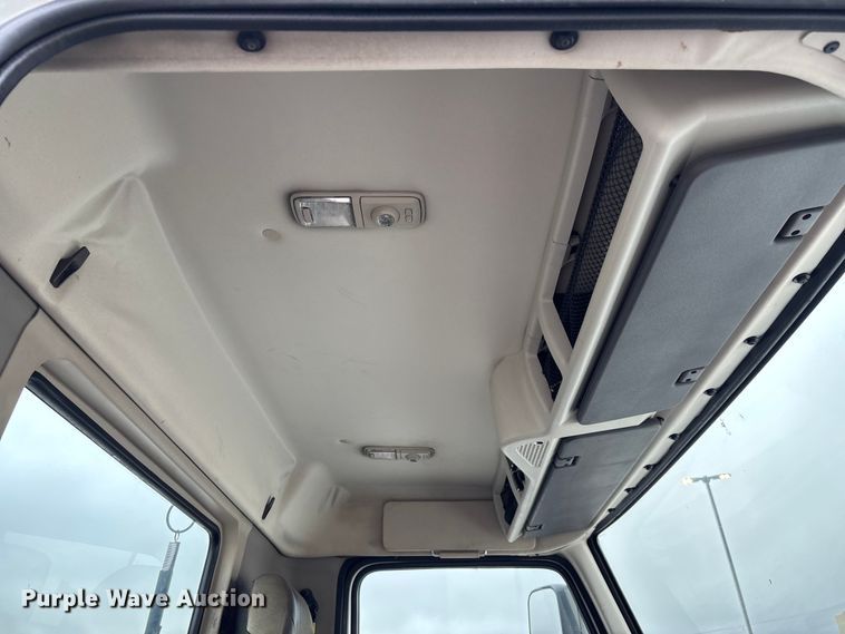 image for item EN5737 2016 Volvo VNL semi truck