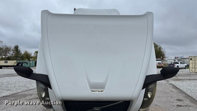 image for item EN5737 2016 Volvo VNL semi truck