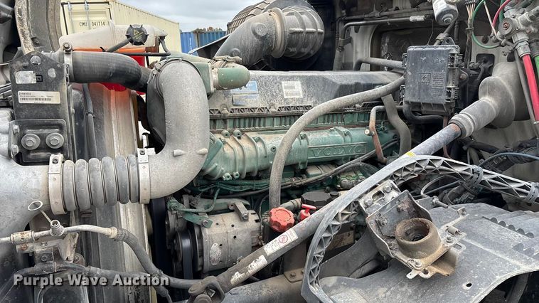 image for item EN5737 2016 Volvo VNL semi truck