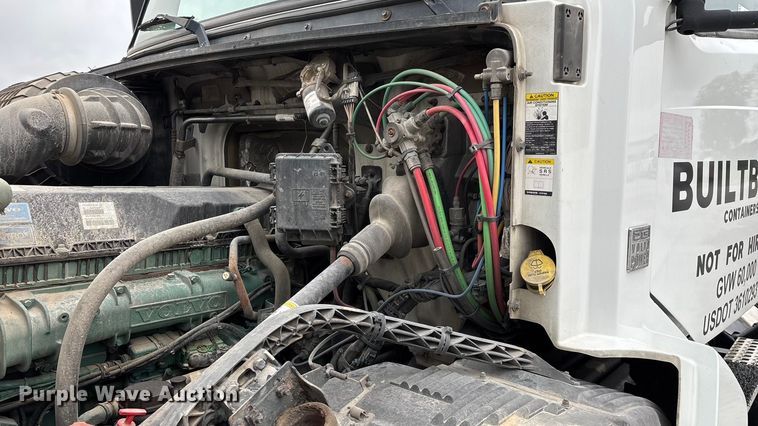 image for item EN5737 2016 Volvo VNL semi truck