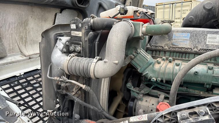 image for item EN5737 2016 Volvo VNL semi truck