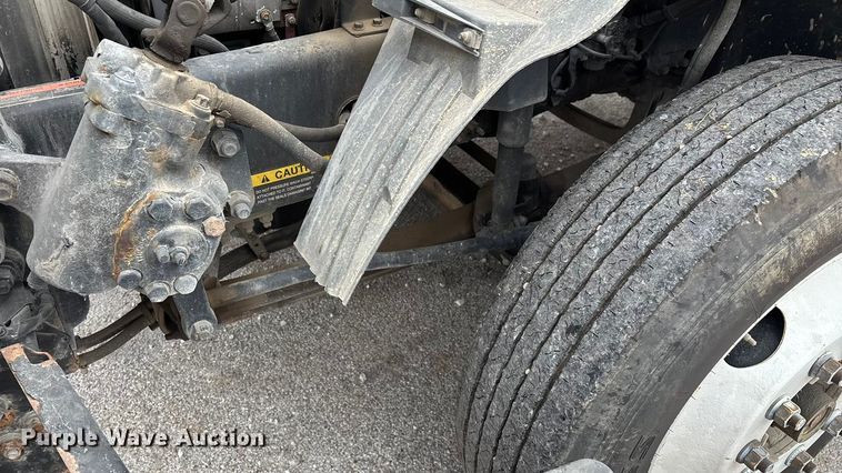 image for item EN5737 2016 Volvo VNL semi truck